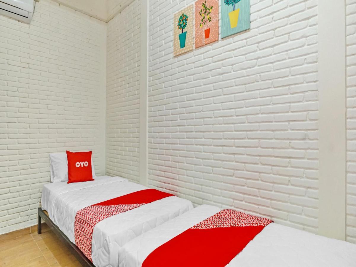 Super Oyo 90828 Ara Guest House Batu  Exteriér fotografie